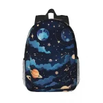 Rucksack mit Weltraum-Design, zeigt Planeten, Sterne und den Mond in einem nächtlichen Himmel. Perfekt für Wissenschafts- und Astronomie-Fans, ideal für Schule und Freizeit.