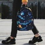 Rucksack mit Weltraummotiv, zeigt Planeten, Sterne und den Mond, ideal für Astronomie-Fans und Schüler, die das Universum lieben.