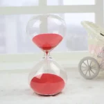 Sanduhr mit rotem Sand, dekoratives wissenschaftliches Accessoire, ideal für Büros und Zuhause.