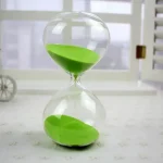 Elegante Sanduhr mit grüner Flüssigkeit, ideal als wissenschaftliche Dekoration oder Geschenk. Perfekt für Liebhaber von Wissenschaft und modernen Designs.