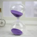 Elegante Sanduhr mit violettem Sand, ideal für Wissenschaftsdekorationen und Gadgets, zeigt die Zeit auf stilvolle Weise.