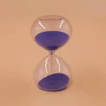 Elegante Sanduhr mit blauer Sanduhrzeit, ideal für wissenschaftliche Dekorationen und moderne Raumgestaltung.