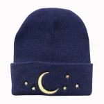 Dunkelblaue Mütze mit Mond und Sternen, ideal für kalte Tage, modisches Accessoire mit astronomischem Design.