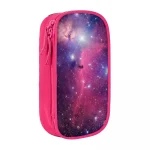 Rotes Schulmäppchen mit Weltraum-Motiv, zeigt einen farbenfrohen Sternenhimmel mit Galaxien und Sternen, ideal für Schüler und Astronomie-Fans.