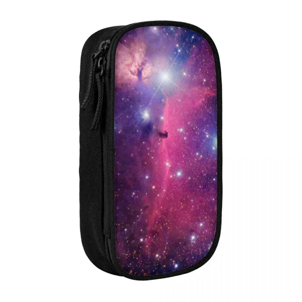 Schulranzen mit Weltraum-Motiv, zeigt bunte Galaxien und Sterne, ideal für Astronomie- und Wissenschaftsbegeisterte Kinder und Jugendliche.