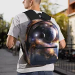 Rucksack mit Weltraum-Design, zeigt Planeten und Galaxien, ideal für Astronomie-Fans und Schüler.