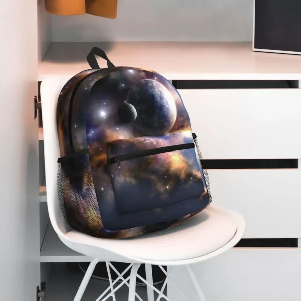 Rucksack mit Weltraum-Design, zeigt Galaxien und Planeten, ideal für Wissenschafts- und Astronomie-Enthusiasten.