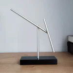 Modernes metallisches Himmelsglobus-Modell auf schwarzem Sockel, ideal für Wissenschafts- und Dekorationszwecke.