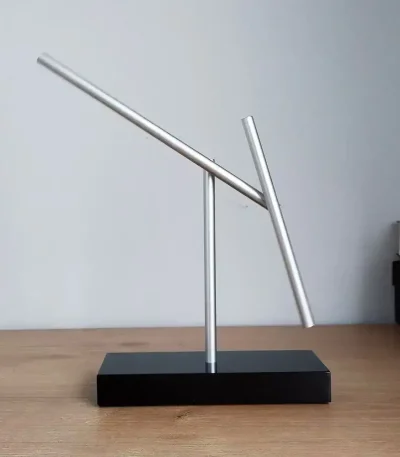 Modernes metallisches Himmelsglobus-Modell auf schwarzem Sockel, ideal für Wissenschafts- und Dekorationszwecke.