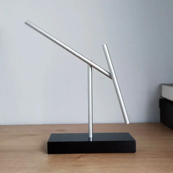 Modernes metallisches Himmelsglobus-Modell auf schwarzem Sockel, ideal für Wissenschafts- und Dekorationszwecke.