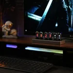 Modernes Raumfahrt-Gadget mit leuchtenden Nixie-Röhren auf einem Schreibtisch, ideal für Technik- und Wissenschaftsbegeisterte.