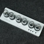 Hochwertiges wissenschaftliches Gadget mit sechs metallischen Kugeln auf einer weißen Basis, ideal für Dekoration oder wissenschaftliche Präsentationen.