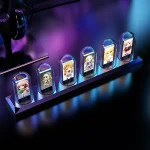 Fünf kleine wissenschaftliche Figuren in einem stilvollen Glasdisplay, beleuchtet mit buntem LED-Licht, ideal für Dekoration und Sammlerstücke.