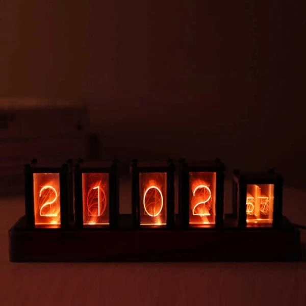 Vintage Nixie-Röhrenzähler zeigt das Jahr 2022 in warmem orangefarbenem Licht, ideal für Dekoration und wissenschaftliche Gadgets.