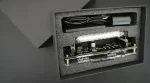 Wissenschaftlicher LED-Lichtstrahler in schwarzem Gehäuse mit Kabel, ideal für Experimente und Dekorationen in wissenschaftlichen Anwendungen.
