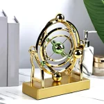 Elegante Sonnenuhr mit goldfarbenem Metallgehäuse und grünen Akzenten, ideal als dekoratives wissenschaftliches Accessoire für Ihr Zuhause oder Büro.