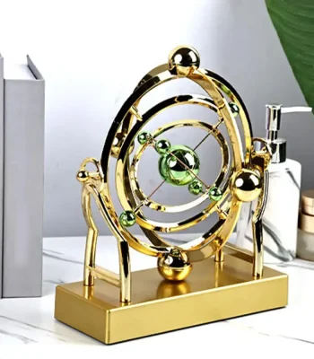Elegante Sonnenuhr mit goldfarbenem Metallgehäuse und grünen Akzenten, ideal als dekoratives wissenschaftliches Accessoire für Ihr Zuhause oder Büro.
