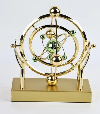 Elegantes Atommodell aus goldfarbenem Metall mit grünen Kugeln, ideal als wissenschaftliche Dekoration oder Geschenk für Wissenschaftsbegeisterte.