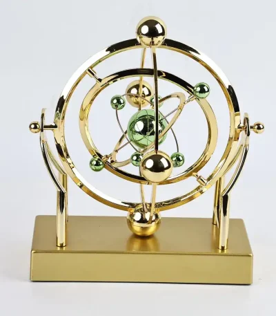 Elegantes Atommodell aus goldfarbenem Metall mit grünen Kugeln, ideal als wissenschaftliche Dekoration oder Geschenk für Wissenschaftsbegeisterte.