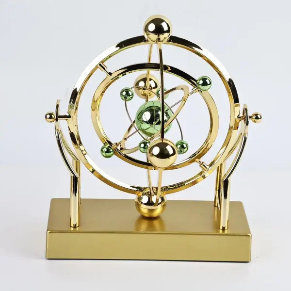 Elegantes Atommodell aus goldfarbenem Metall mit grünen Kugeln, ideal als wissenschaftliche Dekoration oder Geschenk für Wissenschaftsbegeisterte.