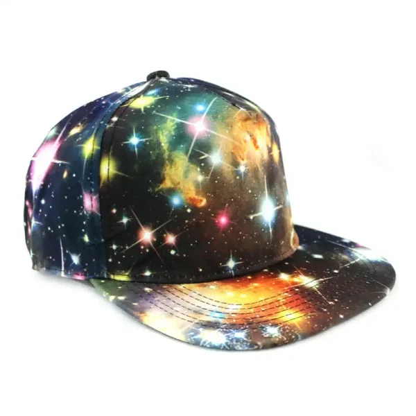 Baseballkappe mit galaktischem Sternenhimmel-Design, farbenfrohe Weltraummuster, ideal für Science-Fans und Astronomie-Enthusiasten.