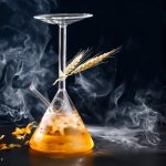 Wissenschaftliches Reagenzglas mit Rauch, Getreidehalm und Glasstab, ideal für Dekorationen im wissenschaftlichen Stil.