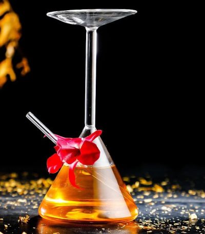 Elegantes Reagenzglas mit Glasstiel und Flachdeckel, ideal für wissenschaftliche Dekorationen und Experimente.
