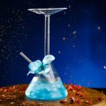 Wissenschaftliches Glas mit blauer Flüssigkeit, ideal für Dekoration und wissenschaftliche Präsentationen.
