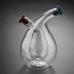Elegante Glasvase mit zwei Öffnungen, ideal für wissenschaftliche Dekorationen oder moderne Raumgestaltung. Transparentes Design, das Licht durchlässt und einen stilvollen Akzent setzt.
