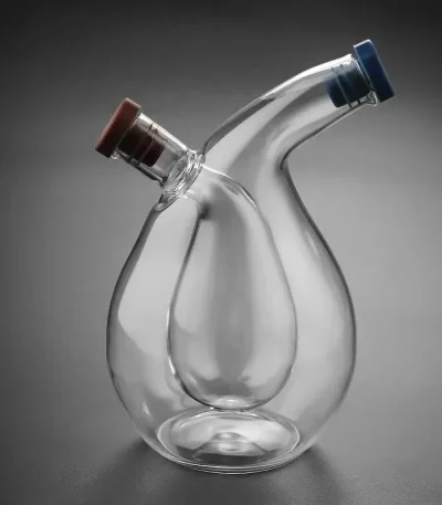 Elegante Glasvase mit zwei Öffnungen, ideal für wissenschaftliche Dekorationen oder moderne Raumgestaltung. Transparentes Design, das Licht durchlässt und einen stilvollen Akzent setzt.