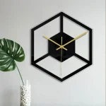Moderne 3D-Wanduhr in geometrischem Design mit schwarzem Rahmen und goldenen Zeigern, perfekt für stilvolle Raumdekorationen.