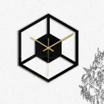 Moderne Raumzeit-Uhr mit geometrischem Hexagon-Design, schwarzer Rahmen und goldenen Zeigern, an einer weißen Wand mit minimalistischer Dekoration.