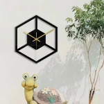 Moderne Wanduhr in Form eines 3D-Schildkrötenkopfes mit minimalistischen Zeigern, perfekt für zeitgenössische Wohnräume.