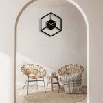 Dekorative Rattestühle mit Metallrahmen in einem stilvollen Wohnzimmer.