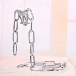 Metallkette in einer kreativen Skulptur, die an moderne Kunst erinnert, ideal für wissenschaftliche Dekorationen und Gadgets.