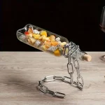 Kreatives wissenschaftliches Dekorationsobjekt in Form einer Flasche, gefüllt mit buntem Obst, auf einem Holztablett. Perfekt für moderne Laboreinrichtungen oder wissenschaftliche Themenräume.