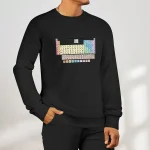 Schwarzes Sweatshirt mit farbigem Periodensystem der Elemente auf der Vorderseite, ideal für Wissenschafts- und Chemie-Enthusiasten.