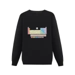 Schwarzer Pullover mit einem großen, farbenfrohen Periodensystem der Elemente auf der Vorderseite, ideal für Wissenschafts- und Chemie-Enthusiasten.