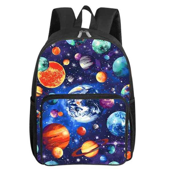 Rucksack mit Weltraum-Motiv, zeigt Planeten und Sterne in leuchtenden Farben auf dunklem Hintergrund. Perfekt für Science-Fans und Schüler, die Astronomie lieben.