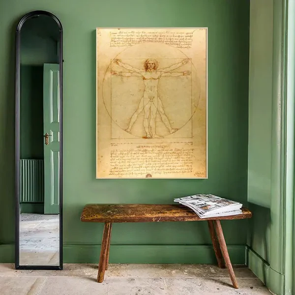 Illustration des Vitruvianischen Menschen von Leonardo da Vinci, ausgestellt in einem grünen Raum mit Spiegel und Holztisch, erinnert an die Kunst und Wissenschaft der Renaissance.