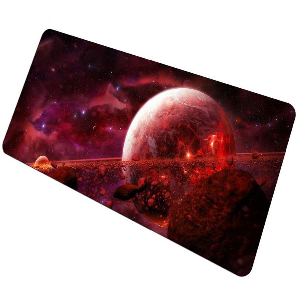 Faszinierende Weltraum-Szene mit einem großen Planeten, Sternen und Galaxien im Hintergrund, ideal für wissenschaftliche Dekorationen und Gadgets.