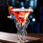 Kreatives Cocktail-Glas mit Tentakel-Design, perfekt für wissenschaftliche Dekorationen und Themenpartys.