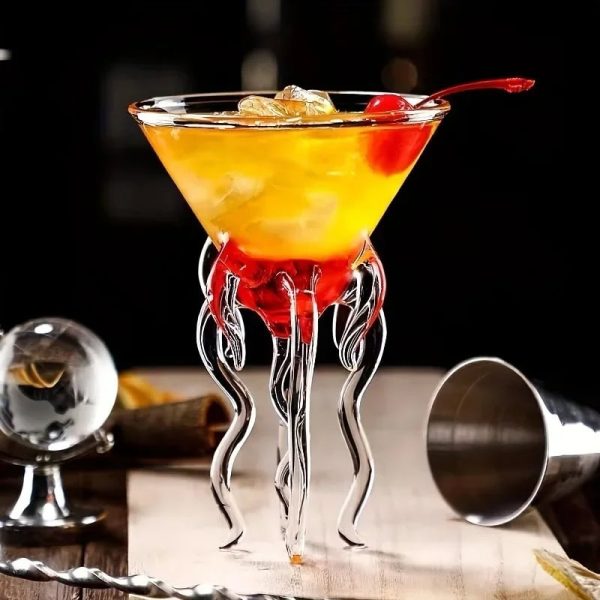 Eleganter Cocktail in einem wissenschaftlich inspirierten Glas mit Tentakeln-Design, gefüllt mit einem bunten Getränk und einer Kirsche, perfekt für Dekoration und Wissenschafts-Themen.