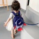 Kind mit Weltraum-Rucksack auf Entdeckungstour.