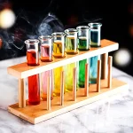 Reagenzglas-Set mit bunten Flüssigkeiten auf Holzständer, ideal für wissenschaftliche Experimente und Dekoration.