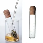 Reagenzglas mit Korken, das eine wissenschaftliche Flüssigkeit enthält, auf weißem Hintergrund.