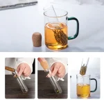 Reagenzglas mit Tee, das in einem transparenten Becher mit warmem Getränk steht, inklusive Korken. Perfekt für wissenschaftliche Dekorationen und Gadgets.