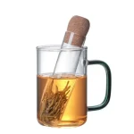 Reagenzglas mit Pflanzenextrakt und Korkstopfen, ideal für wissenschaftliche Dekorationen und Gadgets.