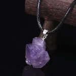 Lila Amethyst Kristallanhänger an schwarzem Lederband, detailreiche Edelsteinschmuck, natürliche Mineralien, Schmuckstück für Wissenschafts- und Kristallenthusiasten.