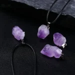 Natürliche Amethyst-Rohsteine als Schmuckanhänger und Ketten, handgefertigt, für Wissenschafts- und Dekorationsliebhaber, einzigartiges Kristall-Design.